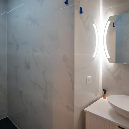 Cozy 2-room Next To The Port Apartment Nizza